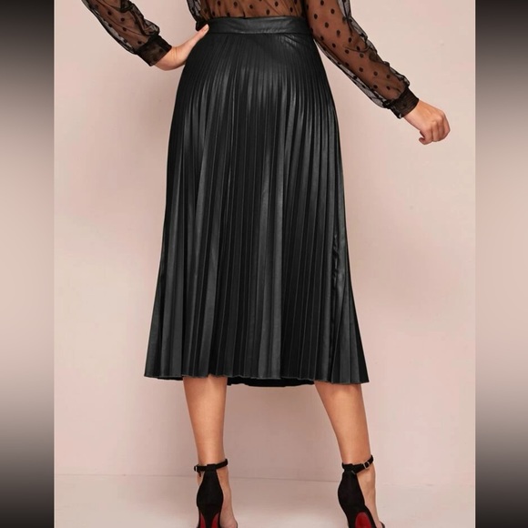 Black  pleated vegan leather midi skirt - Picture 4 of 8